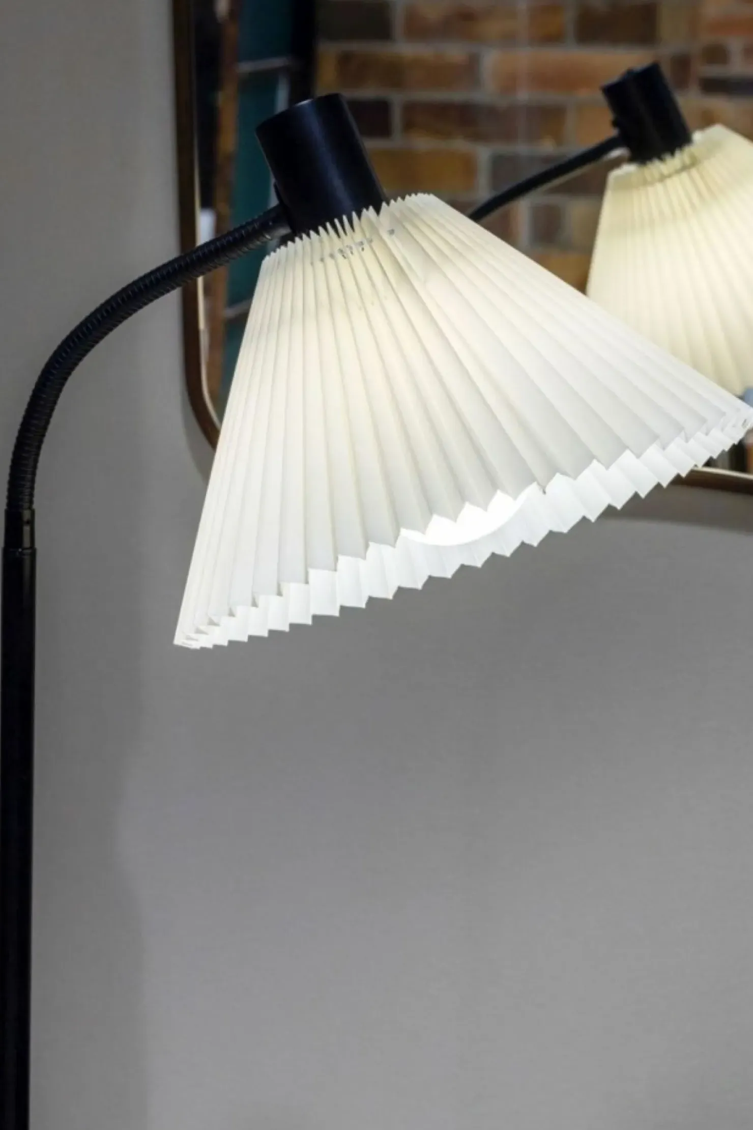 Czarna lampa podłogowa z ozdobnym abażurem 108568 z serii MIRA | Kaja*Sklep Kaja Clearance