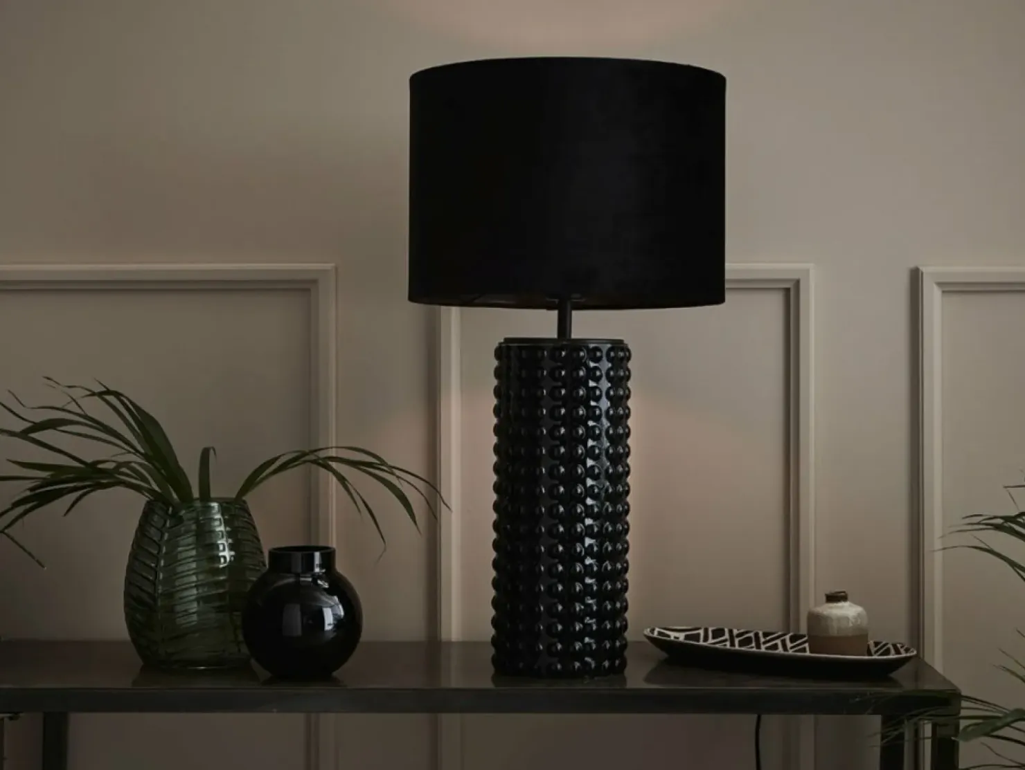 Czarna lampa stołowa z wypukłościami podstawce 107483 | Kaja*Sklep Kaja Store