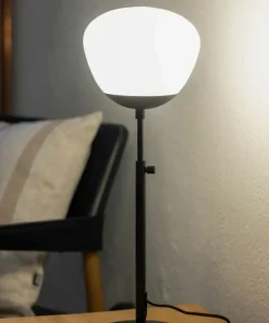 Czarna, prosta lampka nocna z mlecznym kloszem 108545 z serii RISE*Sklep Kaja Online