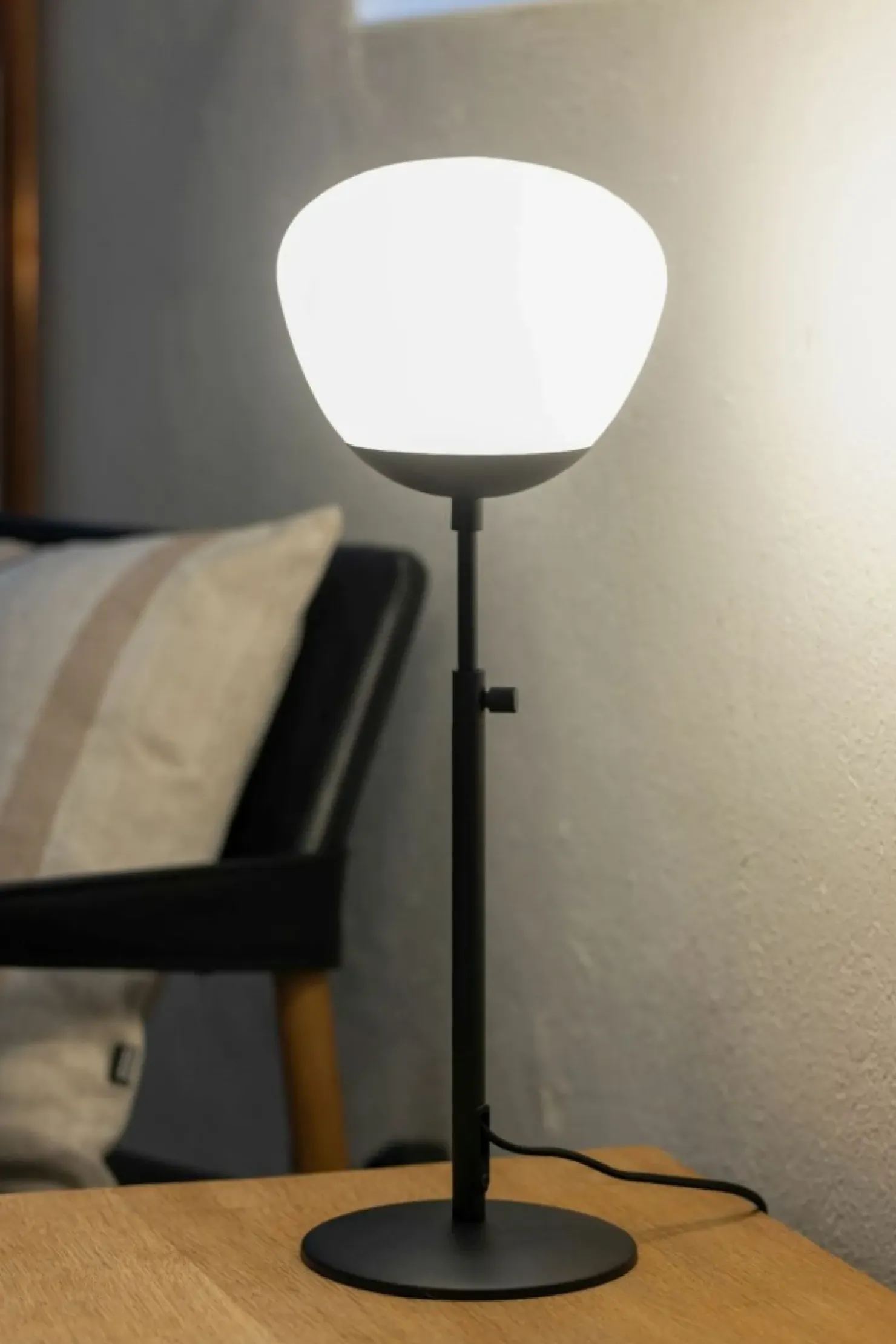 Czarna, prosta lampka nocna z mlecznym kloszem 108545 z serii RISE*Sklep Kaja Online
