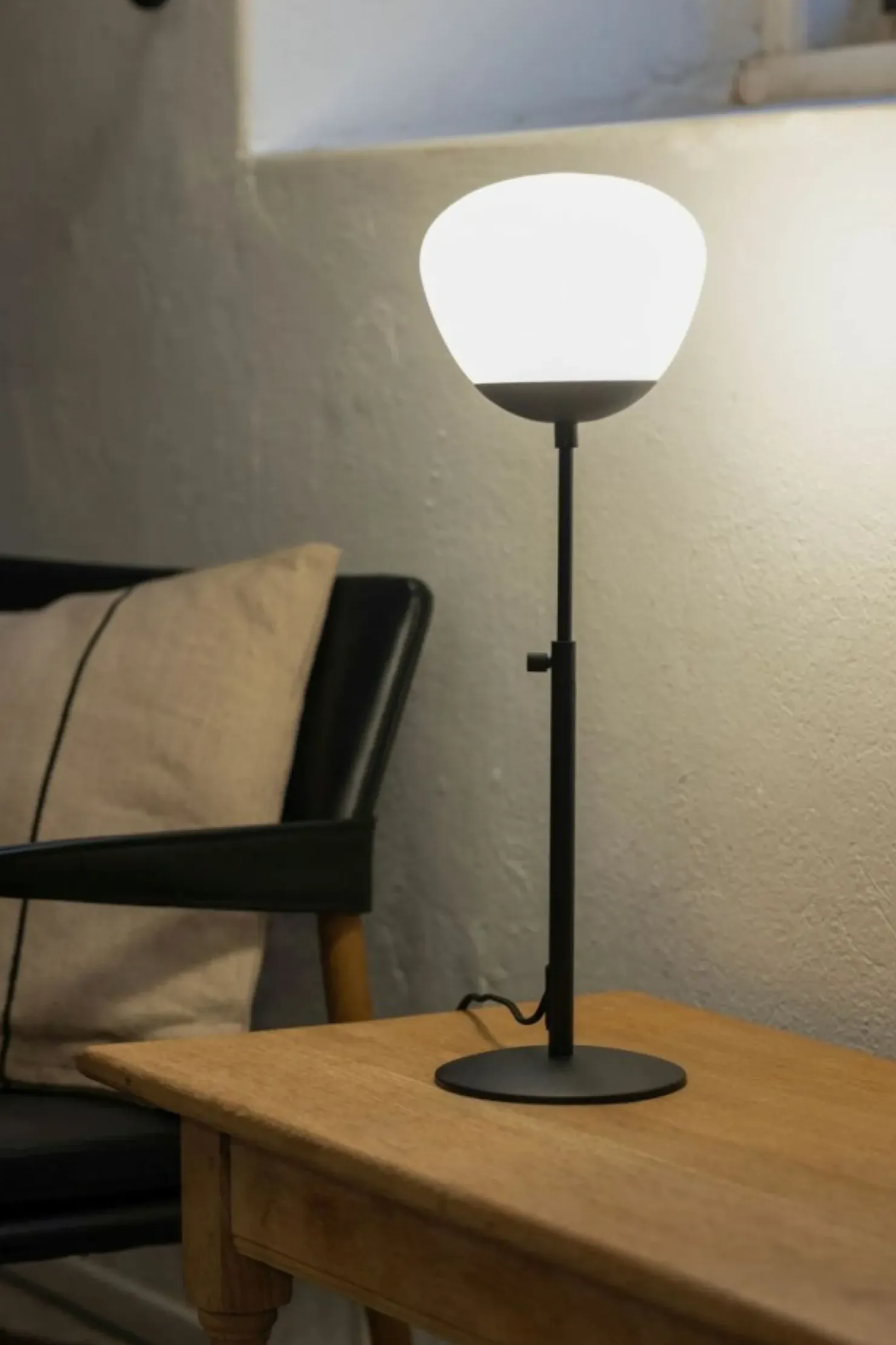 Czarna, prosta lampka nocna z mlecznym kloszem 108545 z serii RISE*Sklep Kaja Online