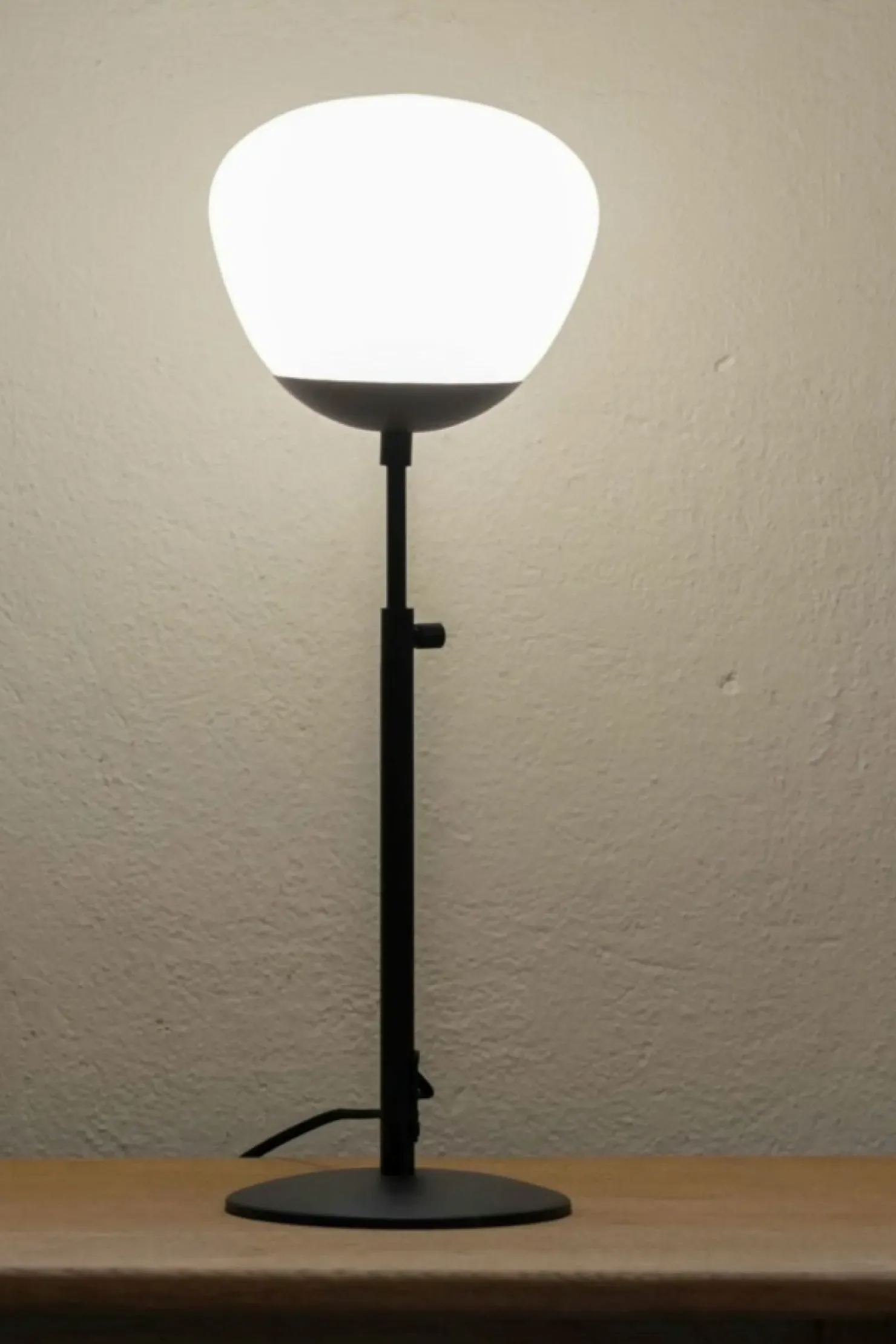 Czarna, prosta lampka nocna z mlecznym kloszem 108545 z serii RISE*Sklep Kaja Online