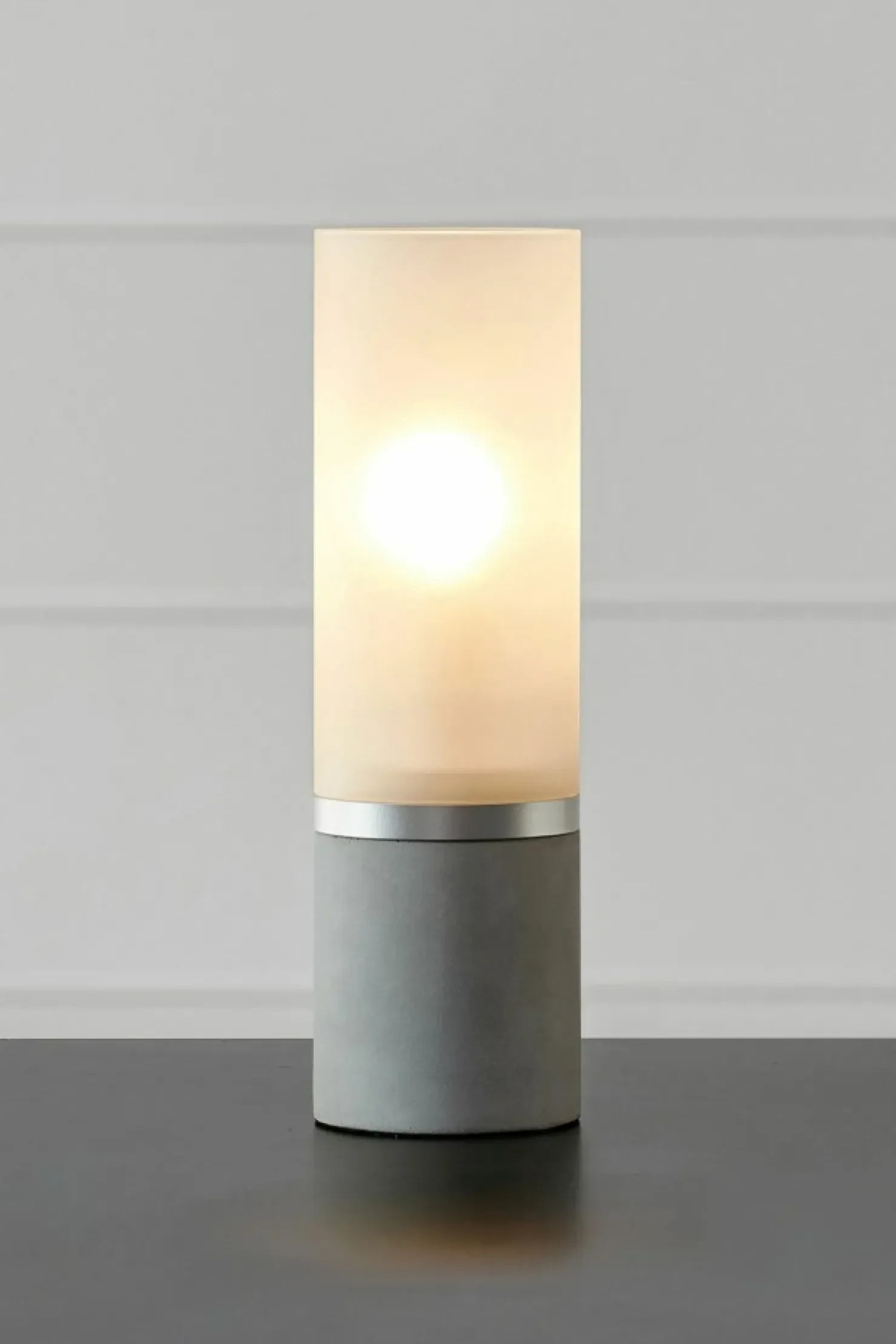 Designerska, betonowa lampka nocna typu tuba 108594 z serii MOLO*Sklep Kaja Store
