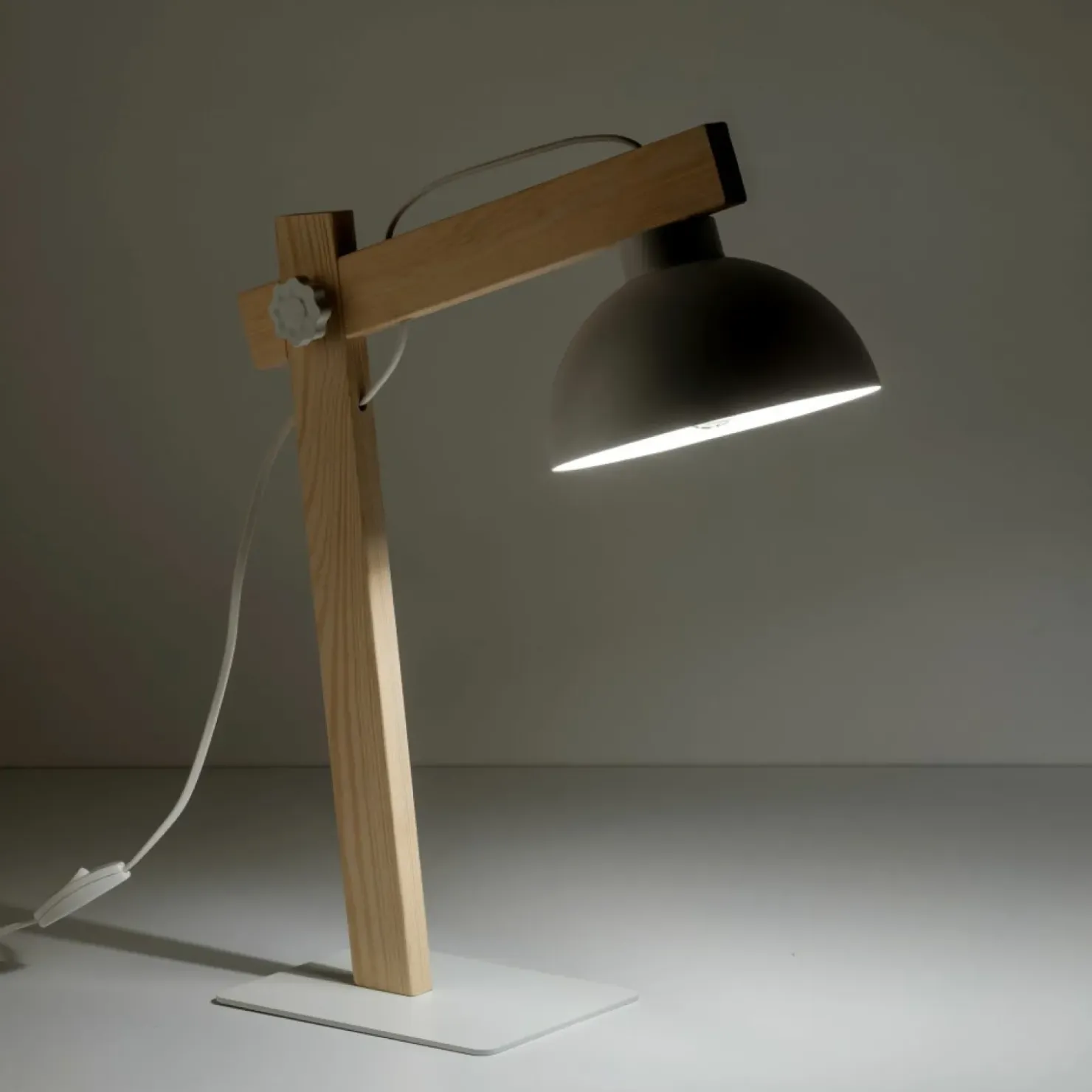 Designerska, biała lampka biurkowa z drewnem TK 5347 z serii OSLO*Sklep Kaja Store