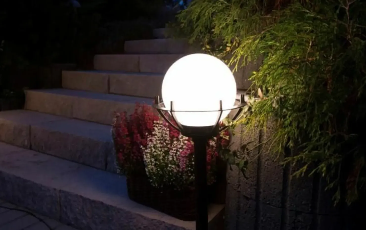 Efektowna lampa ogrodowa z kulistym kloszem K 5002/1/KPOl*Sklep Kaja Shop