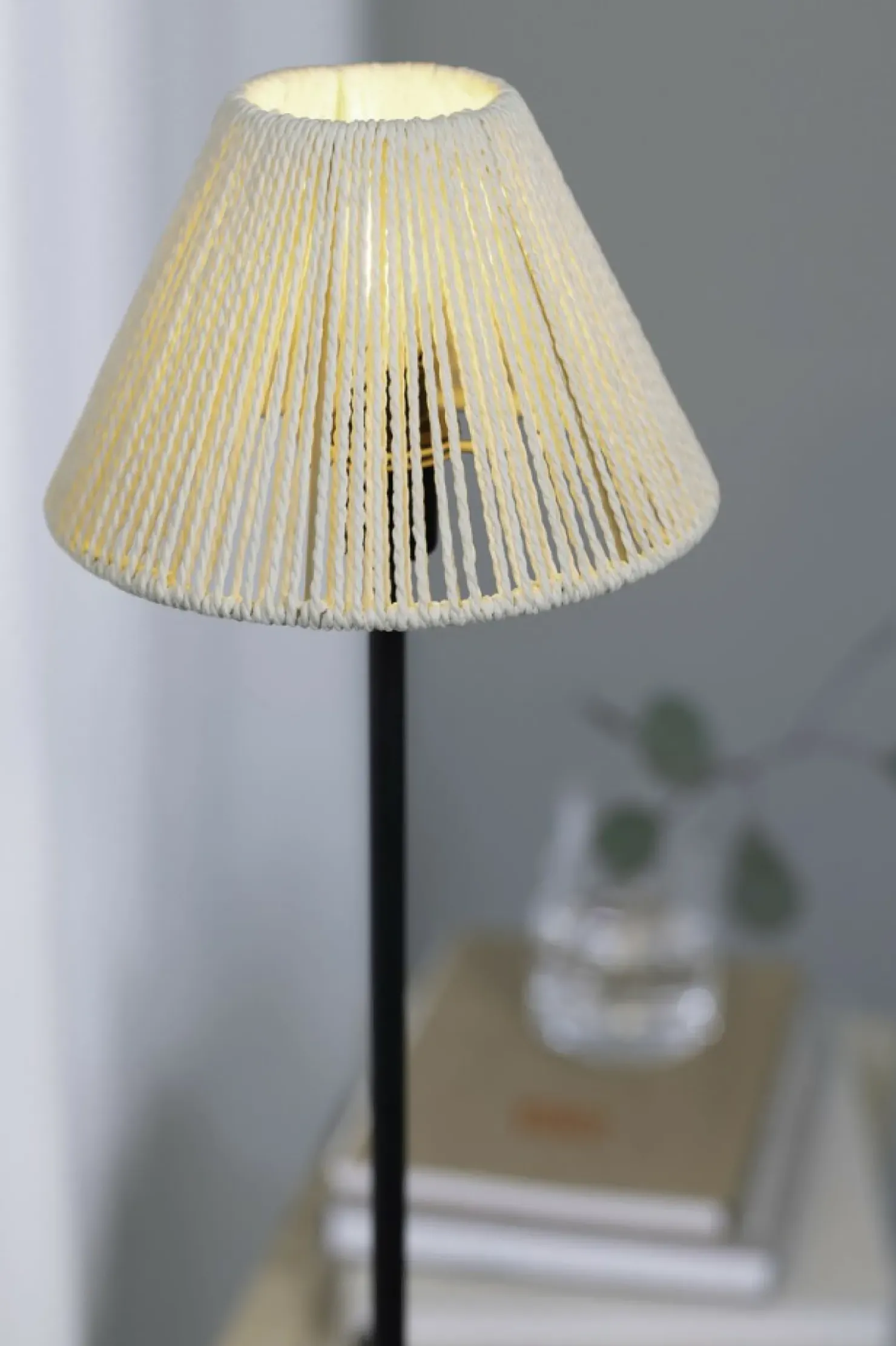 Lampa stojąca w stylu eco, z plecionym abażurem 108445 z serii CORDA*Sklep Kaja Online
