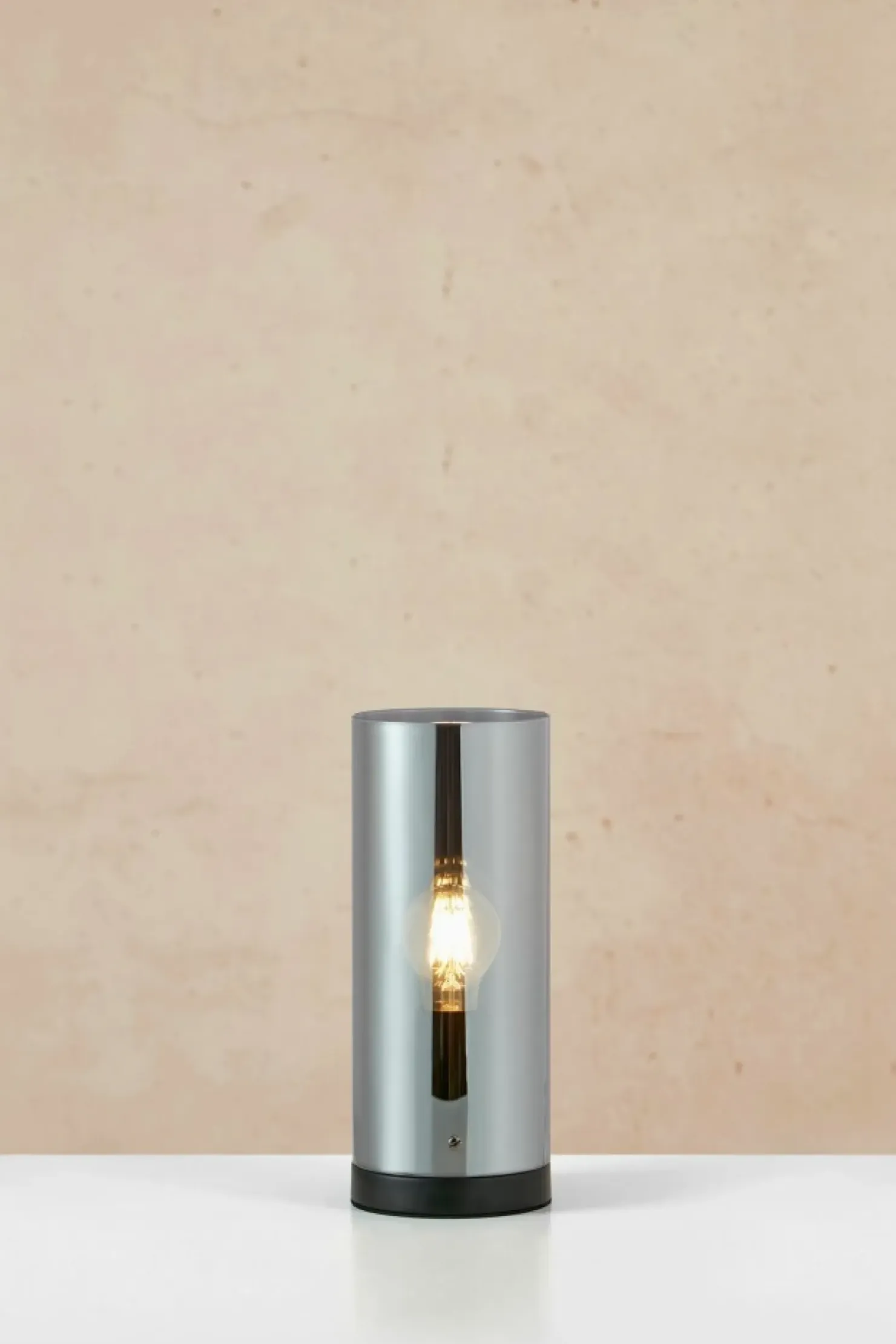Minimalistyczna lampka nocna z dymionym kloszem 108734 POST | Kaja*Sklep Kaja New