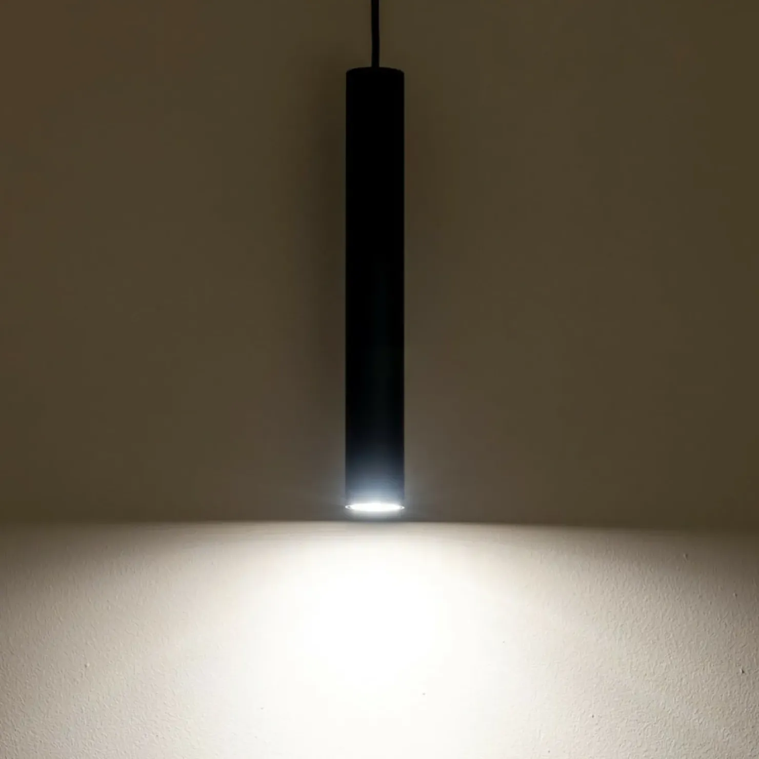 Store Sklep Kaja Minimalistyczny, regulowany zwis, tuba 30cm 10771 FOURTY | Kaja czarny