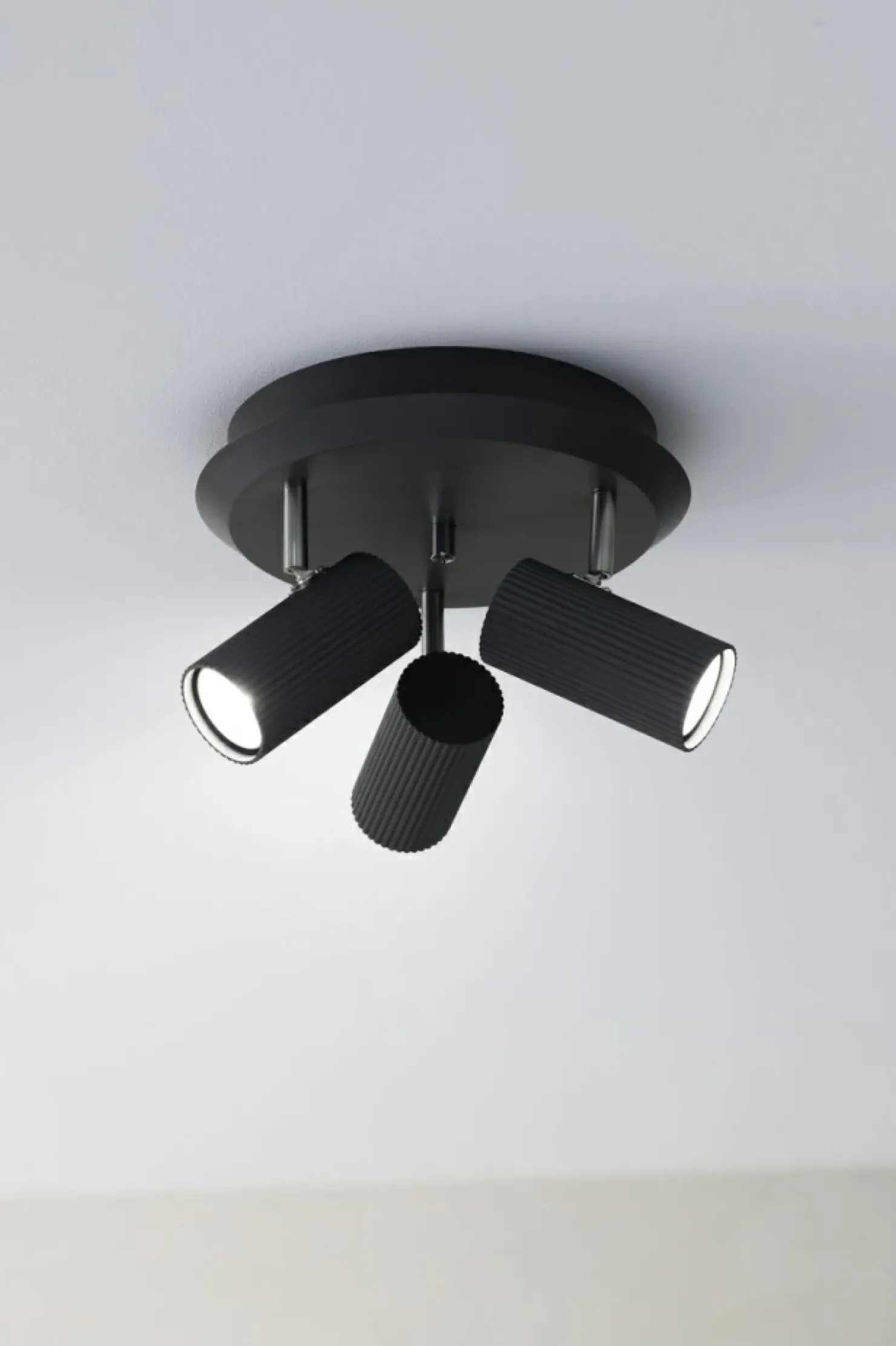 Okrągła lampa sufitowa z trzema reflektorami 108471 z serii COSTILLA*Sklep Kaja Shop