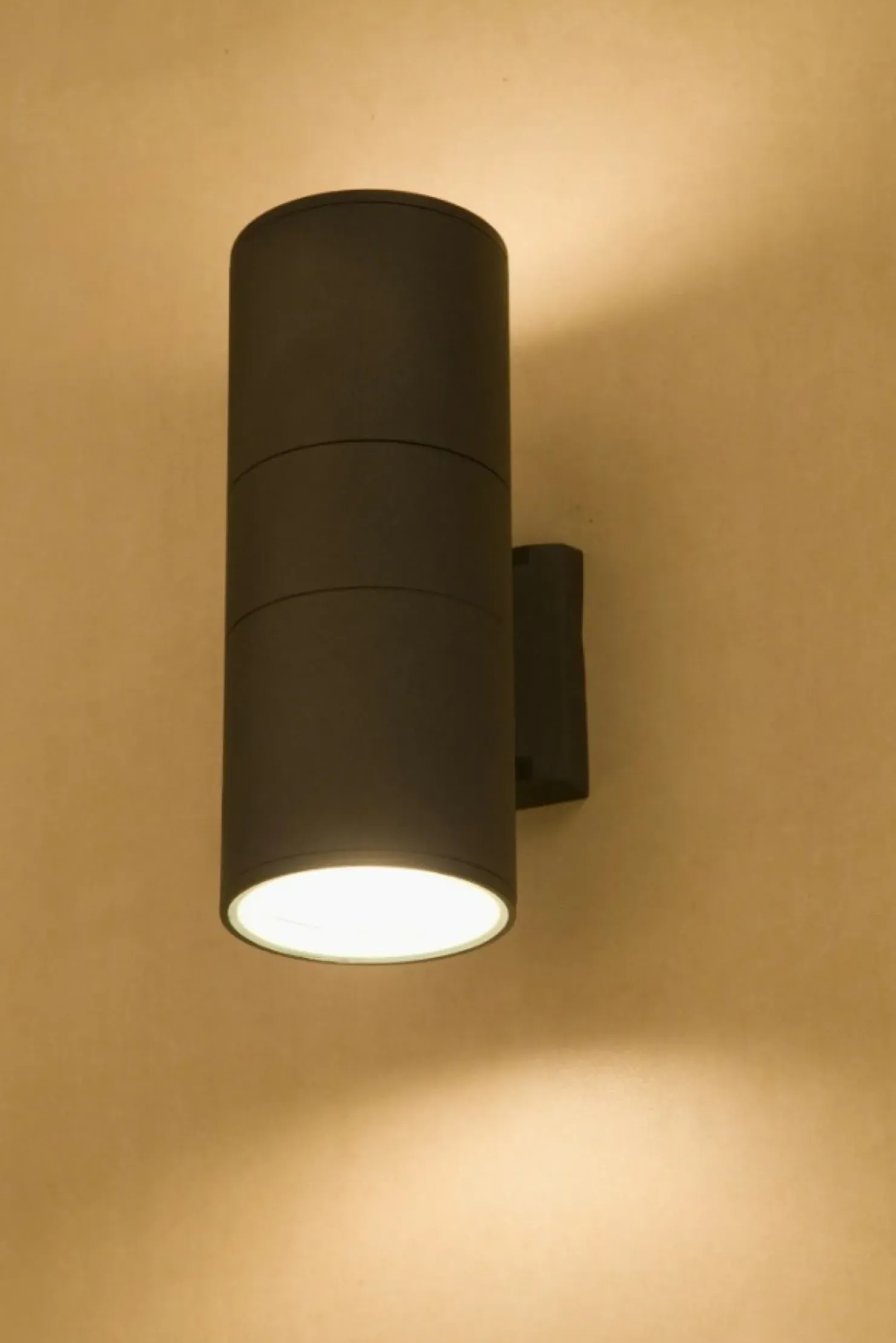 Ponadczasowa lampa ścienna, tuba na elewację 3404 FOG | Kaja*Sklep Kaja New