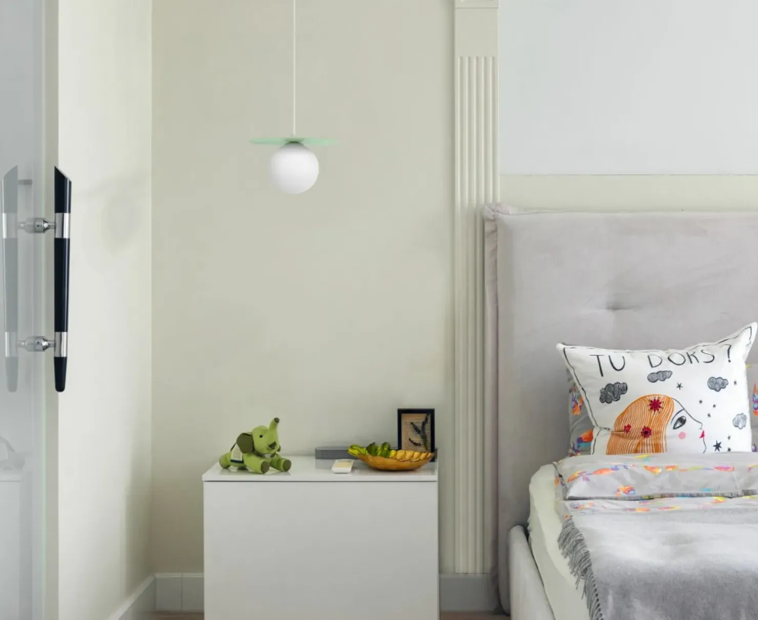 Outlet Sklep Kaja Szałwiowa lampa wisząca z białą kulką ⌀10 cm K-5450 z serii ROBIN