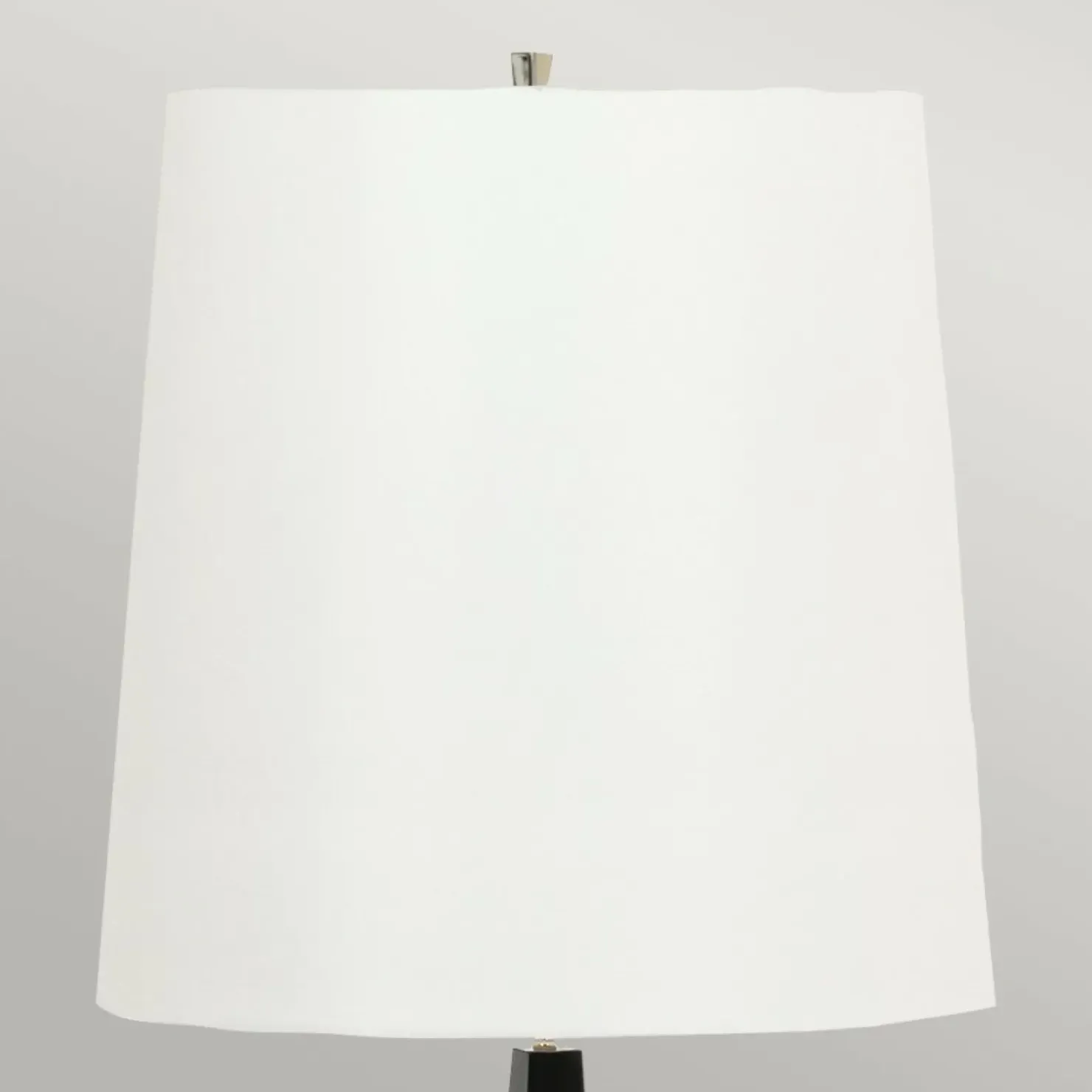 Wysoka, czarno-biała lampa podłogowa ASCENT-FL-BLK-W z serii ASCENT*Sklep Kaja Outlet
