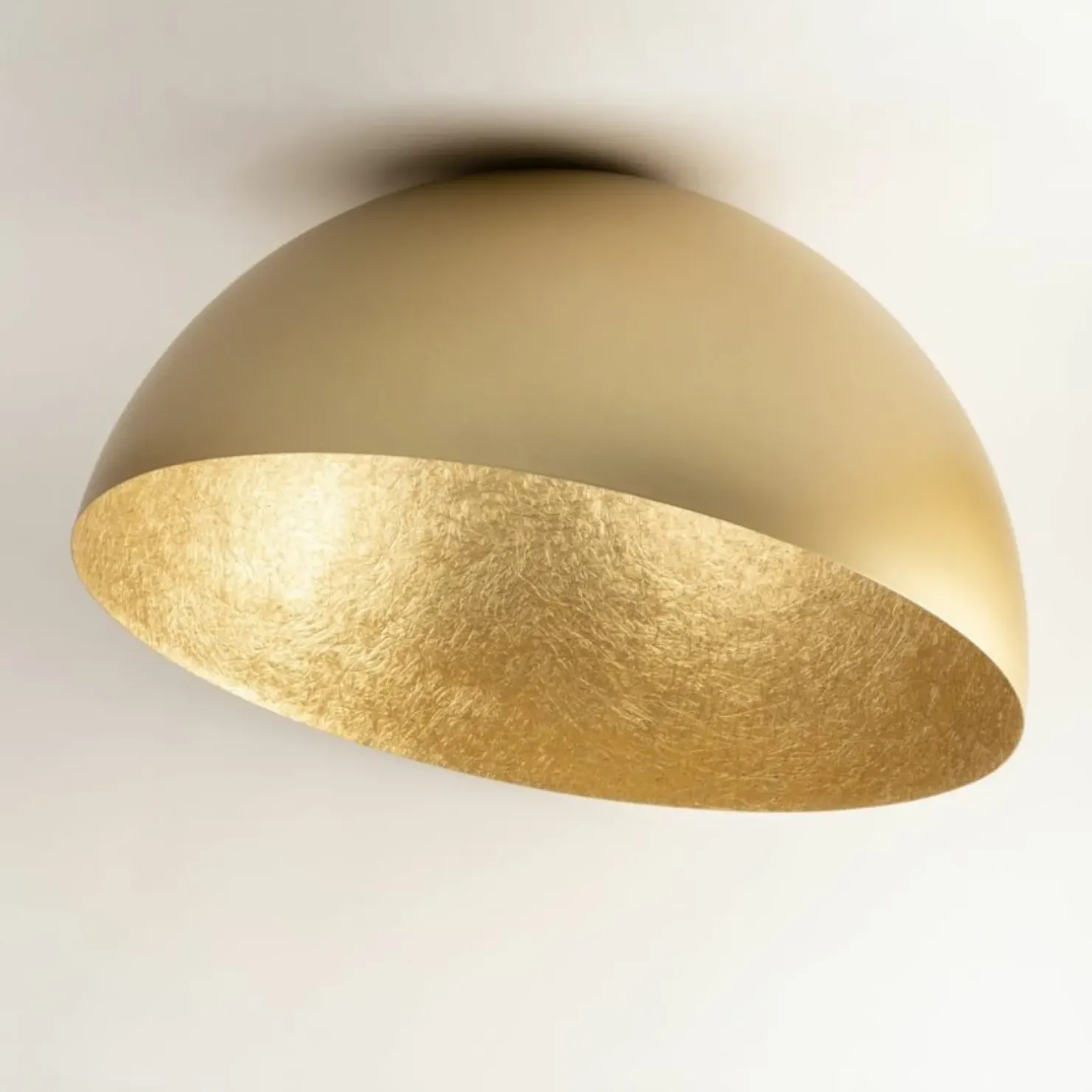 Store Sklep Kaja Złota, nietypowa lampa sufitowa półkula SIG 32478 z serii SFERA 35 ZŁ